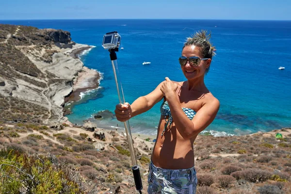 Jovem Mulher Com Câmera Gopro Costa Mediterrânea Verão — Fotografia de Stock