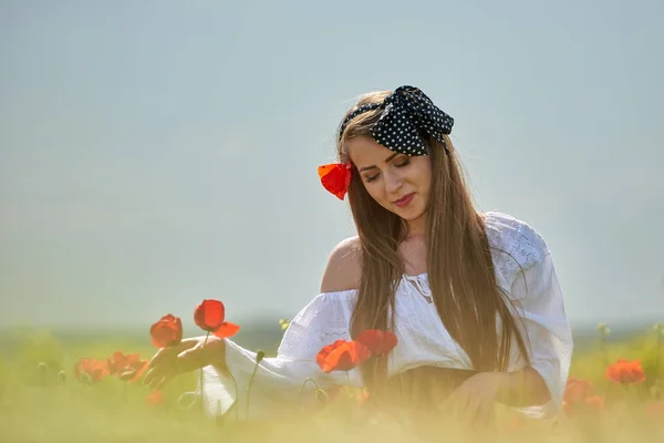 Jovem Mulher Bonita Campo Cereais Com Papoilas Verão Dia Ensolarado — Fotografia de Stock