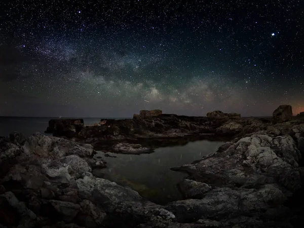 Uimitor Vibrant Calea Lactee Imagine Peste Stânci Mare Peisaj Noapte — Fotografie, imagine de stoc