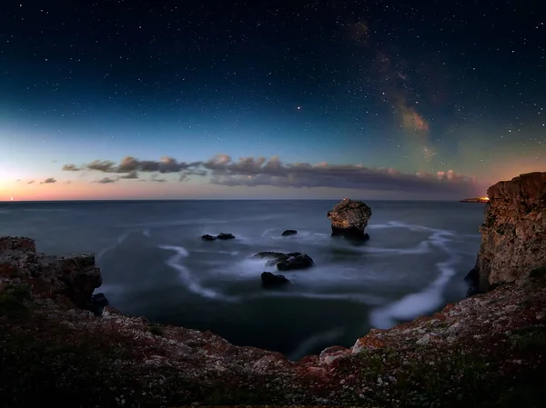 Stunning Vibrant Night Sky Rocky Cliffs Sea Night Landscape — Stock Photo, Image