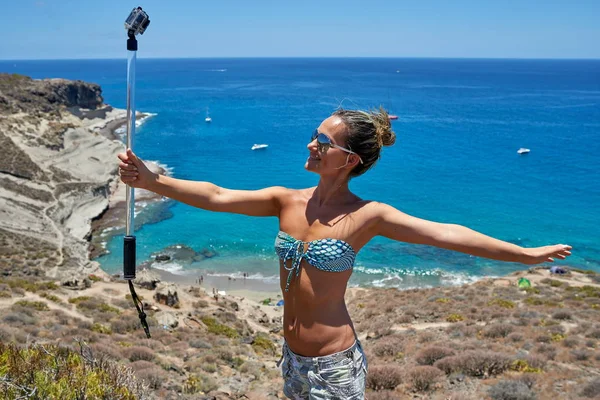 夏天在地中海海岸的年轻妇女与 Gopro 照相机 — 图库照片