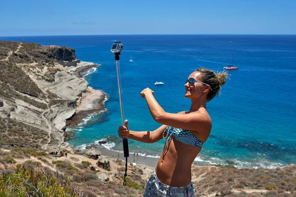 Jovem Mulher Com Câmera Gopro Costa Mediterrânea Verão — Fotografia de Stock