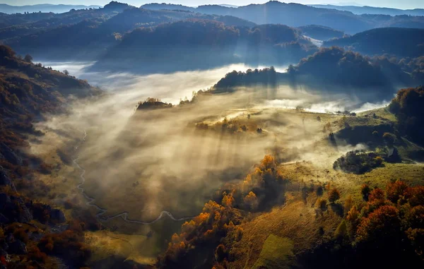 Berglandschap Met Najaar Ochtend Mist Bij Zonsopgang Fundatura Ponorului Roemenië — Stockfoto