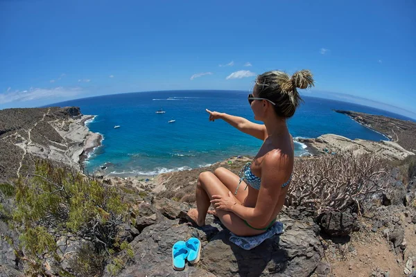 Jovem Mulher Sentada Costa Mediterrânea Verão Dia Ensolarado — Fotografia de Stock