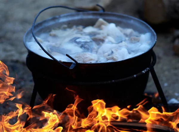 Προετοιμασία Των Τροφίμων Στρατόπεδο Ζεστό Φαγητό Βράζει Μεγάλη Κατσαρόλα Πάνω — Φωτογραφία Αρχείου