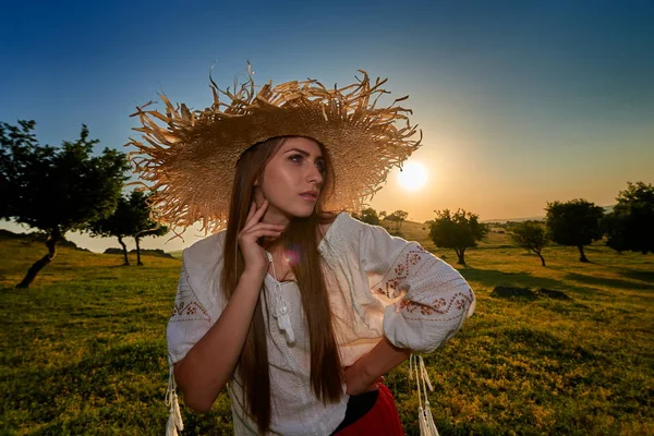 Jovem Bela Mulher Relaxante Campo Pôr Sol Verão — Fotografia de Stock