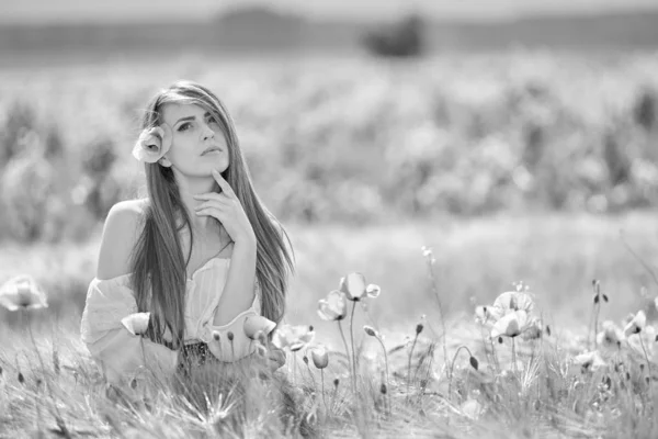 黒と白のイメージのポピーと穀物のフィールド上で若い美しい女性 — ストック写真
