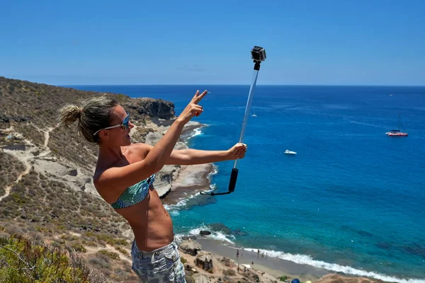 Yaz Aylarında Akdeniz Sahilinde Gopro Kamera Ile Genç Kadın — Stok fotoğraf