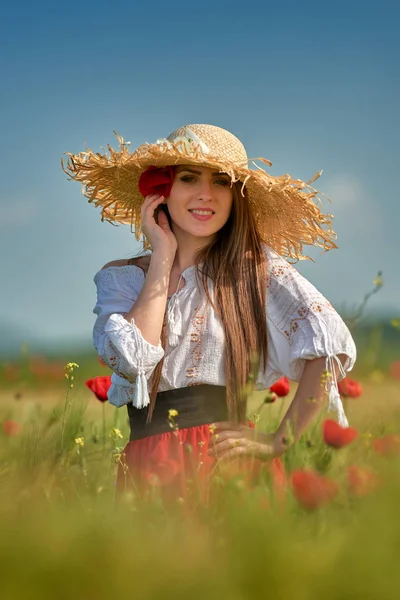 Mooie Jongedame Granen Veld Met Papavers Zonnige Zomerdag Rechtenvrije Stockafbeeldingen