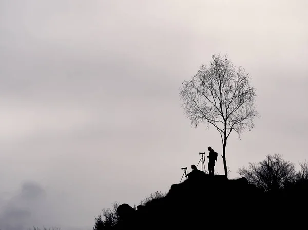 Silhouette Del Fotografo Sulle Riprese Alta Montagna Immagine Stock