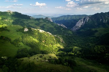 Güzel dağ manzarası ile freah yeşil bitki örtüsü, Dumesti, Alba İlçesi, Romanya - havadan görünümü