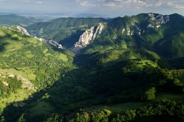 Güzel dağ manzarası ile freah yeşil bitki örtüsü, Dumesti, Alba İlçesi, Romanya - havadan görünümü