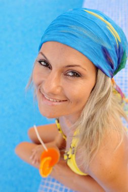 genç kadın sıcak yaz gününde havuzda dinlendirici