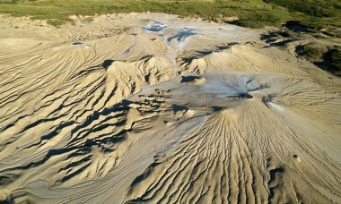 çamurlu volkanlar Berca bölgeden, Buzau İlçesi, Romanya - havadan görünümü ile manzara