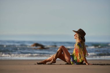 genç kadın yaz günü sahilde rahatlatıcı