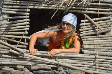 güneşli bir gün yaz sahilde genç kadın