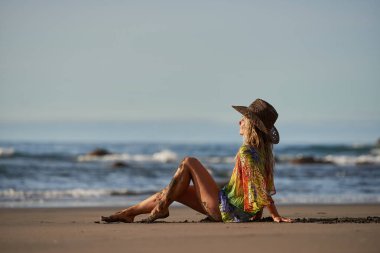 genç kadın yaz günü sahilde rahatlatıcı