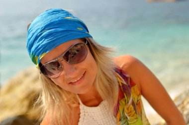 Sahilde sıcak yaz gününde genç kadınla