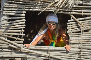 güneşli bir gün yaz sahilde genç kadın