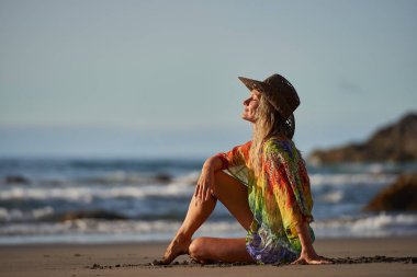 genç kadın yaz günü sahilde rahatlatıcı