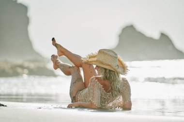 genç kadın yaz günü sahilde rahatlatıcı