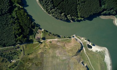 Romanya 'nın Dobrogea kentinde yazın Tuna Nehri kıyısının havadan manzarası
