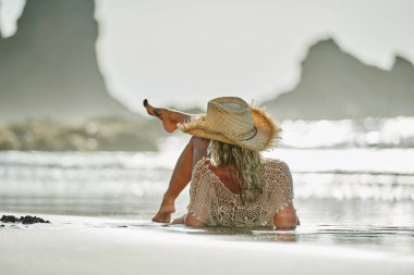 genç kadın yaz günü sahilde rahatlatıcı