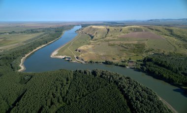 Romanya 'nın Dobrogea kentinde yazın Tuna Nehri kıyısının havadan manzarası