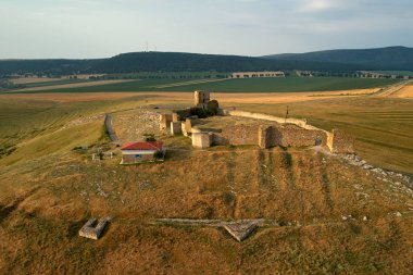 Enisala kale Dobruja Romanya. Razelm Gölü Tulcea - havadan görünümü üzerinde ortaçağ kalesi kalıntıları