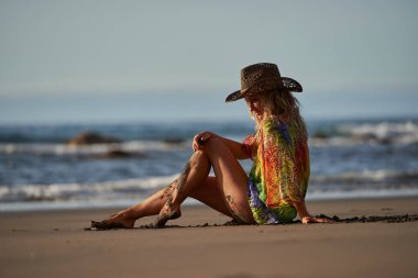 genç kadın yaz günü sahilde rahatlatıcı