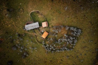 dağ manzarası sabah sonbahar - Fundatura Ponorului, Romanya - havadan görünümü