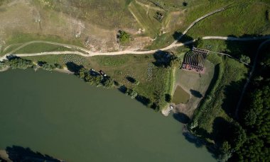 Romanya 'nın Dobrogea kentinde yazın Tuna Nehri kıyısının havadan manzarası