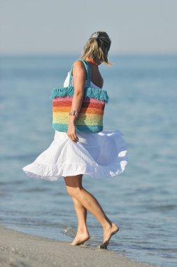 Yaz aylarında kumsalda genç mutlu kadın