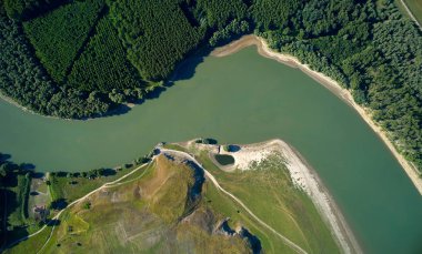 Romanya 'nın Dobrogea kentinde yazın Tuna Nehri kıyısının havadan manzarası
