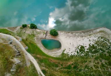 Romanya 'nın Dobrogea kentinde yazın Tuna Nehri kıyısının havadan manzarası