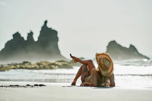 Mujer Joven Relajándose Playa Día Verano —  Fotos de Stock