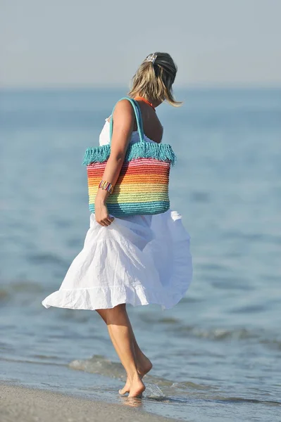Młoda Kobieta Szczęśliwy Plaży Latem — Zdjęcie stockowe