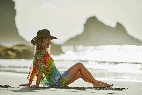 Młoda Kobieta Relaks Plaży Letni Dzień — Zdjęcie stockowe