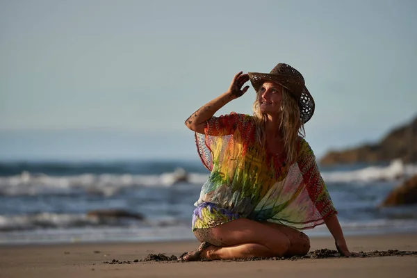 Młoda Kobieta Relaks Plaży Letni Dzień — Zdjęcie stockowe