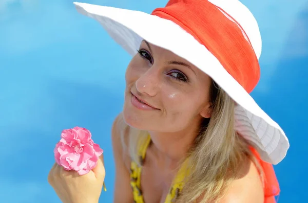 Jovem Mulher Relaxante Piscina Dia Quente Verão — Fotografia de Stock