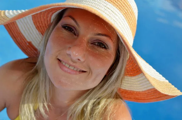 Genç Kadın Sıcak Yaz Gününde Havuzda Dinlendirici — Stok fotoğraf