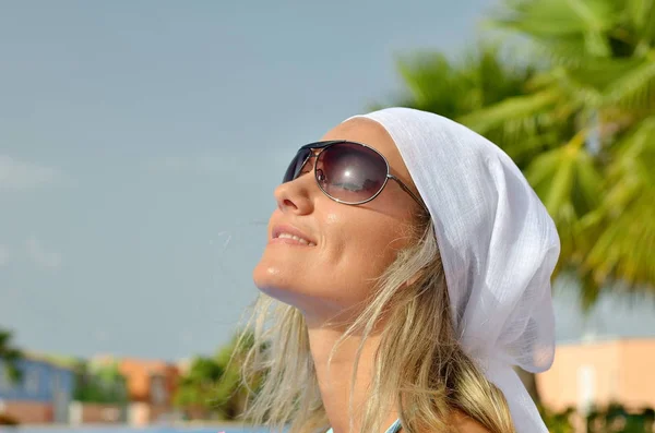 Jovem Mulher Relaxante Piscina Dia Quente Verão — Fotografia de Stock