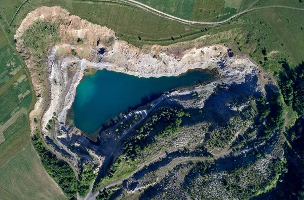 Flygfoto Emerald Lake Gamla Övergivna Basalt Stenbrottet Racos Rumänien — Stockfoto