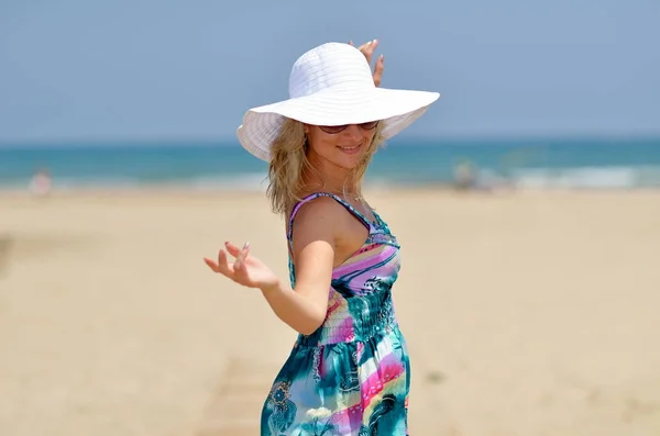 Jovem Bela Mulher Relaxante Praia Dia Quente Verão — Fotografia de Stock