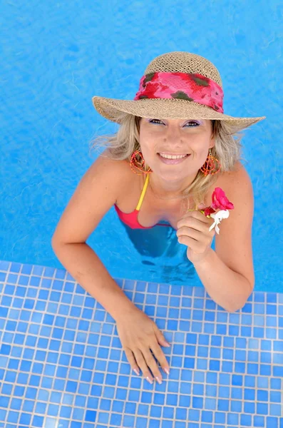 Young Woman Relaxing Pool Warm Summer Day — Stock Photo, Image