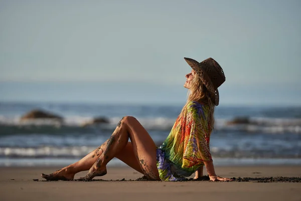 Mujer Joven Relajándose Playa Día Verano —  Fotos de Stock