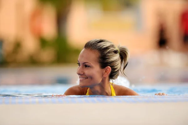 Genç Kadın Sıcak Yaz Gününde Havuzda — Stok fotoğraf