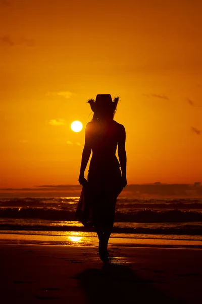 Giovane Donna Silhouette Sulla Spiaggia Estate Luce Del Tramonto — Foto Stock