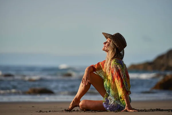 在夏日的海边放松的年轻女子 — 图库照片