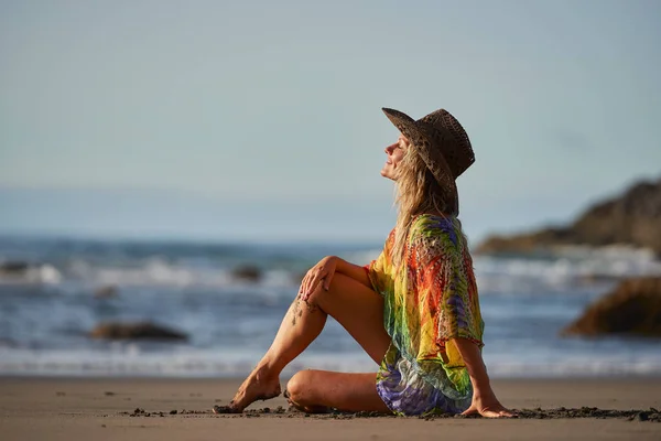 Young Woman Relaxing Beach Summer Day — Stock Photo, Image